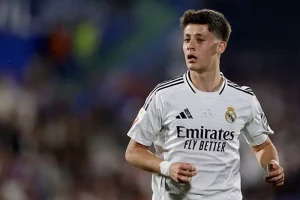 أخبار الصباح الأوروبي: احتمالية رحيل لاعب من برشلونة، تحديات مانشستر يونايتد، وأزمة جوليان جولر