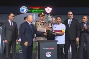 لحظة وداع مؤثرة: شيكابالا يسلم كأس مصر لعبد الشافي بعد تتويج الزمالك