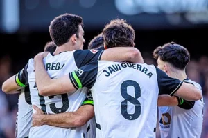 ليفربول يستهدف تعزيز صفوفه بمدافع فالنسيا