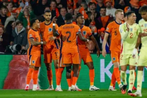 هولندا تحقق انتصارًا مثيرًا على فنلندا في انطلاقة تصفيات كأس العالم 2026